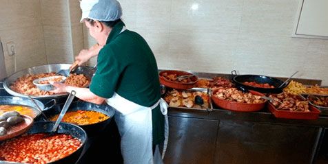 Asador De Pollos Lomarin mujer preparandi alimentos